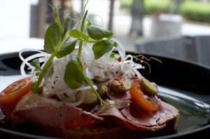 Smørbrød-roastbeef, cherry, løk og cornichon.