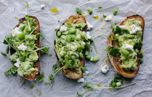 tres tostadas con aguacate
